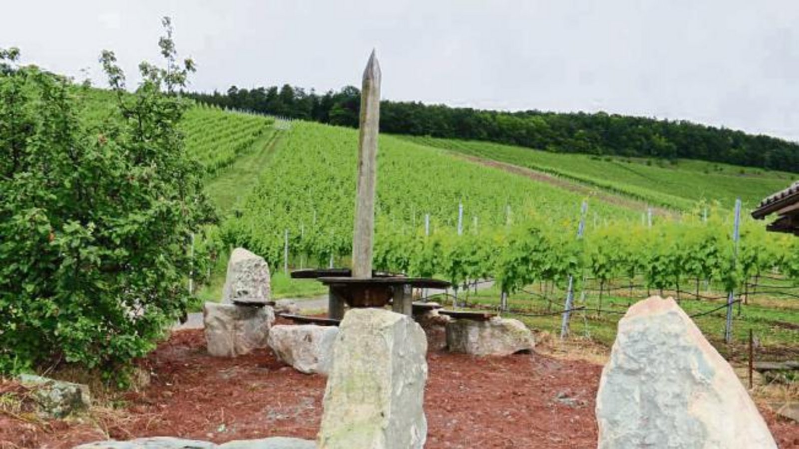 Kein Druidenplatz auf dem Klosterberg in Horrheim, sondern eine urige Raststätte für Wanderer, gestaltet von Dieter Faigle. Die Sitzgelegenheiten sollen rundherum noch mit Reben bepflanzt werden, die an der Stele ihr Ziel finden, damit die Spaziergänger schließlich unter Trauben ausruhen können. Foto: Rücker Kein Druidenplatz auf dem Klosterberg in Horrheim, sondern eine urige Raststätte für Wanderer, gestaltet von Dieter Faigle. Die Sitzgelegenheiten sollen rundherum noch mit Reben bepflanzt werden, die an der Stele ihr Ziel finden, damit die Spaziergänger schließlich unter Trauben ausruhen können. Foto: Rücker