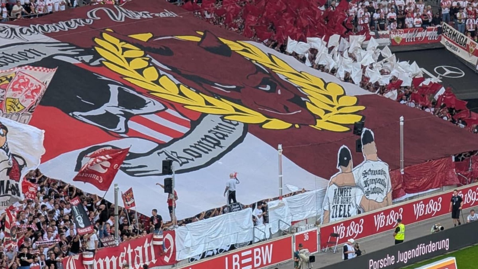 Choreo der VfB-Anhänger beim Bundesliga-Spiel VfB gegen den BVB.pma