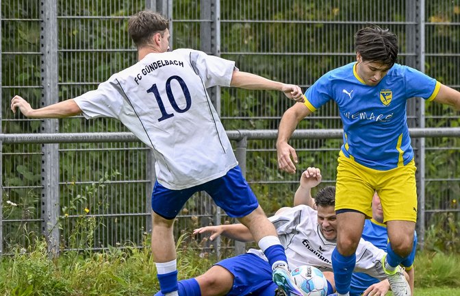 Voll reinhauen wollen sich die Fußballer der SGM Gündelbach/Häfnerhaslach (weiße Trikots) gegen die SGM Sachsenheim. <span class='image-autor'>Foto: Leitner</span>