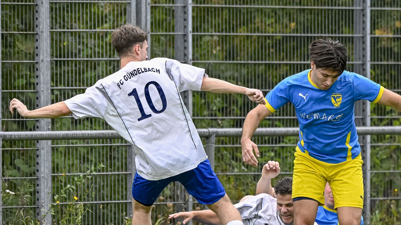 Voll reinhauen wollen sich die Fußballer der SGM Gündelbach/Häfnerhaslach (weiße Trikots) gegen die SGM Sachsenheim. Foto: Leitner Voll reinhauen wollen sich die Fußballer der SGM Gündelbach/Häfnerhaslach (weiße Trikots) gegen die SGM Sachsenheim. Foto: Leitner