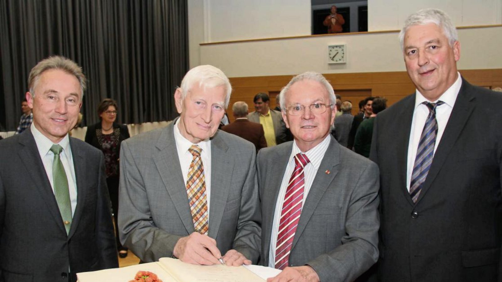 Bürgermeister Peter Schäfer (von rechts) zeichnete Adolf Allmendinger und Hans Strobel mit der Bürgermedaille der Gemeinde Eberdingen aus. Anschließend trugen sich die beiden Geehrten gemeinsam mit Landrat Dr. Rainer Haas ins Goldene Buch der Gemeinde ein.  Foto: Elsässer