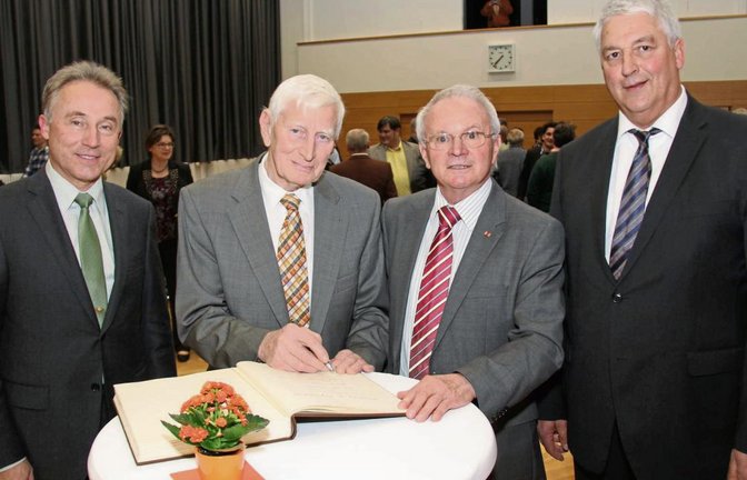Bürgermeister Peter Schäfer (von rechts) zeichnete Adolf Allmendinger und Hans Strobel mit der Bürgermedaille der Gemeinde Eberdingen aus. Anschließend trugen sich die beiden Geehrten gemeinsam mit Landrat Dr. Rainer Haas ins Goldene Buch der Gemeinde ein.  Foto: Elsässer