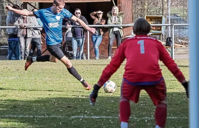Einen echten Torriecher hat der ehemalige Innenverteidiger des VfB Vaihingen, Adam Juhasz (links), in den vergangenen Spielen entwickelt. Foto: Simecek