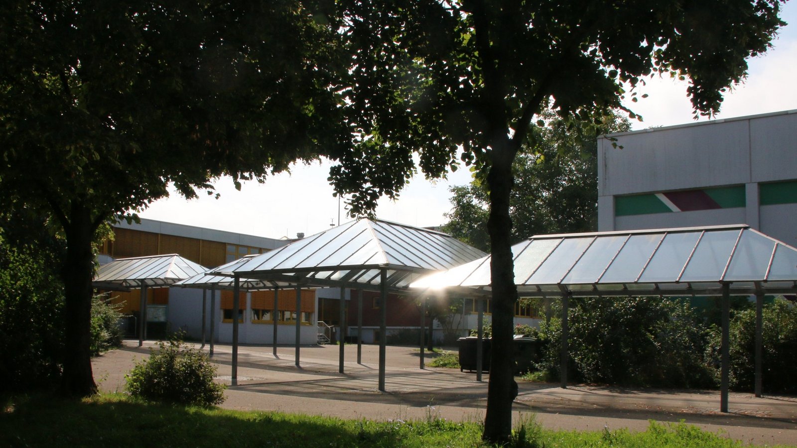 Zwischen der Halle im See und der Schule in Kleinglattbach ist morgen die Tour-Hocketse. Foto: Bögel Zwischen der Halle im See und der Schule in Kleinglattbach ist morgen die Tour-Hocketse. Foto: Bögel