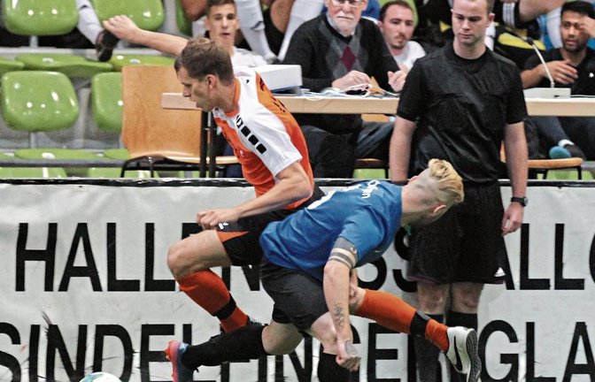 An das Spiel mit Rundumbande haben sich Joshua Strasser (links) und die Iptinger erst gewöhnen müssen. Foto: Nachreiner