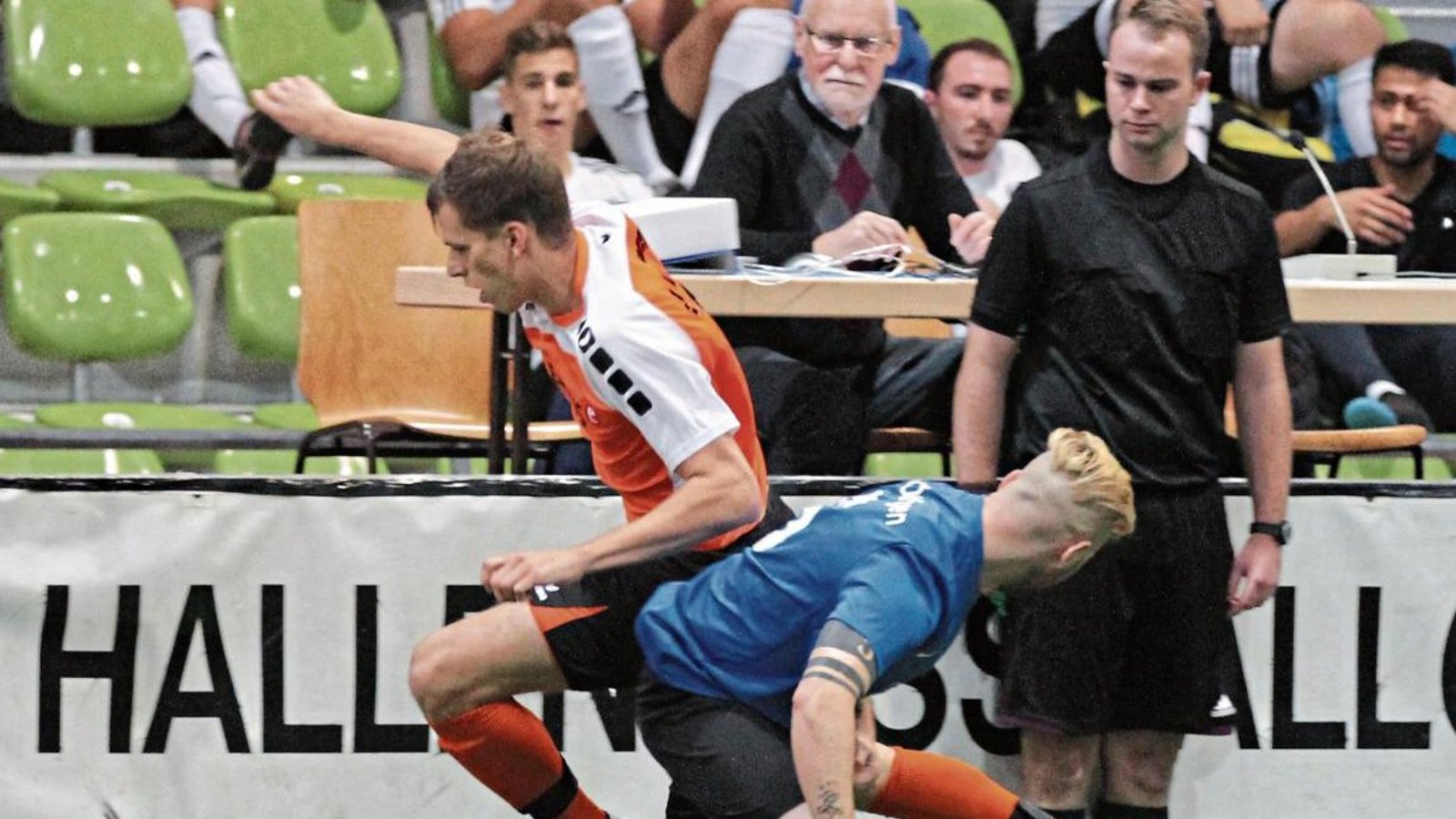 An das Spiel mit Rundumbande haben sich Joshua Strasser (links) und die Iptinger erst gewöhnen müssen. Foto: Nachreiner An das Spiel mit Rundumbande haben sich Joshua Strasser (links) und die Iptinger erst gewöhnen müssen. Foto: Nachreiner