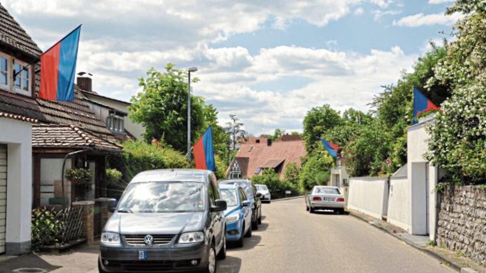 In der Znaimer und Iglauer Straße hat Gerhard Ruhl auch im coronabedingt Maientags-freien Jahr 2020 „immerhin fünf Fahnen auf kurzer Wegstrecke“ entdeckt – eine davon oben rechts etwas versteckt. In dieser VKZ-Ausgabe gibt es noch mehr Maientagsgrüße. In der Znaimer und Iglauer Straße hat Gerhard Ruhl auch im coronabedingt Maientags-freien Jahr 2020 „immerhin fünf Fahnen auf kurzer Wegstrecke“ entdeckt – eine davon oben rechts etwas versteckt. In dieser VKZ-Ausgabe gibt es noch mehr Maientagsgrüße.