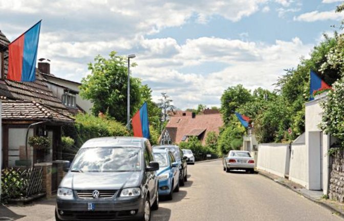 In der Znaimer und Iglauer Straße hat Gerhard Ruhl auch im coronabedingt Maientags-freien Jahr 2020 „immerhin fünf Fahnen auf kurzer Wegstrecke“ entdeckt – eine davon oben rechts etwas versteckt. In dieser VKZ-Ausgabe gibt es noch mehr Maientagsgrüße.