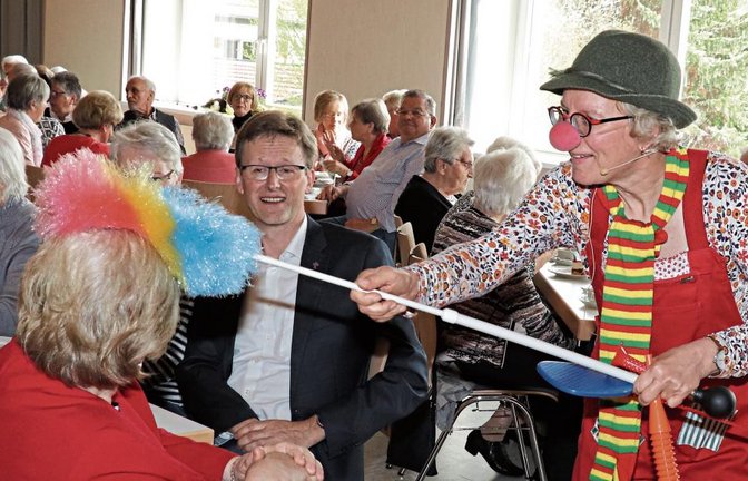 Clownfrau Pipinelli sorgt mit schwäbischem Humor für Stimmung beim Seniorennachmittag in der Oberriexinger Festhalle.  Fotos: Gergen