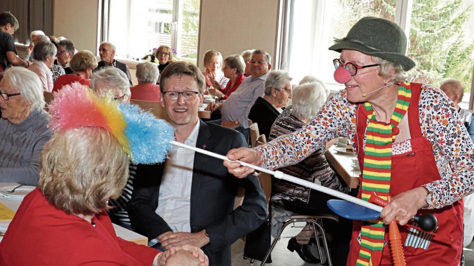 Clownfrau Pipinelli sorgt mit schwäbischem Humor für Stimmung beim Seniorennachmittag in der Oberriexinger Festhalle. Fotos: Gergen Clownfrau Pipinelli sorgt mit schwäbischem Humor für Stimmung beim Seniorennachmittag in der Oberriexinger Festhalle. Fotos: Gergen