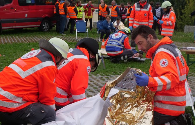 Rotkreuz-Helfer im Einsatz: Im Szenario werden zahlreiche Menschen eines Zeltlagers bei einem Unwetter verletzt.  <span class='image-autor'>Fotos: Friedrich</span>