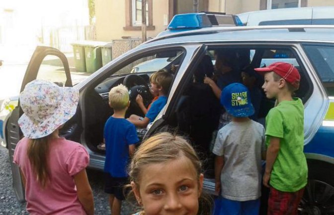 Beim Ferienprogramm schnuppern diese jungen Gündelbacher beim Polizeirevier in Vaihingen in ein neues Einsatzfahrzeug.  Foto: p