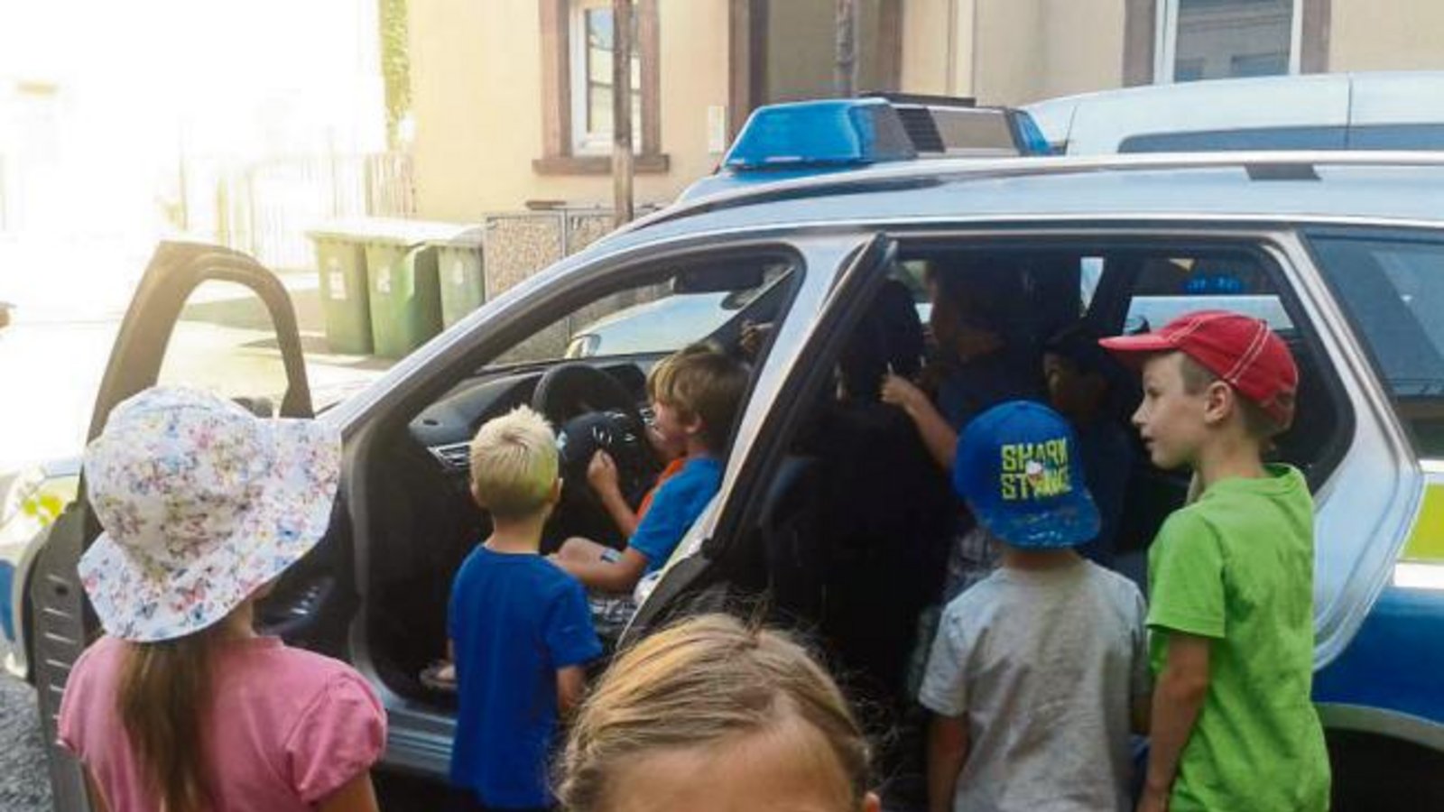 Beim Ferienprogramm schnuppern diese jungen Gündelbacher beim Polizeirevier in Vaihingen in ein neues Einsatzfahrzeug. Foto: p Beim Ferienprogramm schnuppern diese jungen Gündelbacher beim Polizeirevier in Vaihingen in ein neues Einsatzfahrzeug. Foto: p