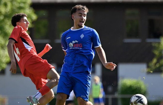 Hat seine Sache in der ungewohnten Rolle als Sechser gut gemacht: Doch jetzt droht bei der SV Böblingen auch ein Ausfall von Kosmas Gkiagkiaev (rechts).<span class='image-autor'>Kevin Schuon</span>