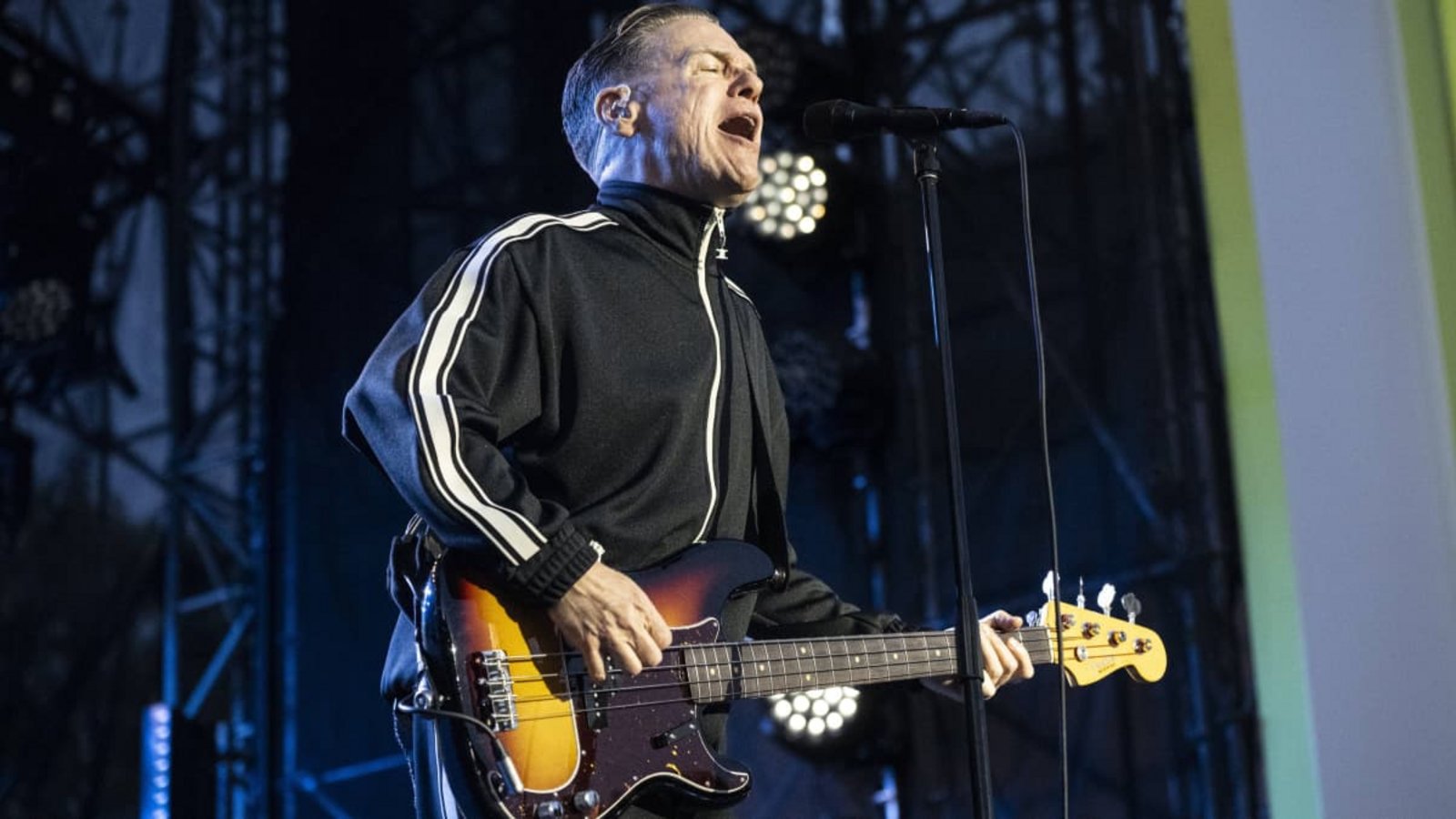 Seinen Bass spielt er ziemlich heavy: Bryan Adams bei einem Konzert in Toronto im Juni 2026.Imago/Eduardo Lima