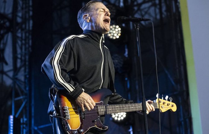 Seinen Bass spielt er ziemlich heavy: Bryan Adams bei einem Konzert in Toronto im Juni 2026.<span class='image-autor'>Imago/Eduardo Lima</span>