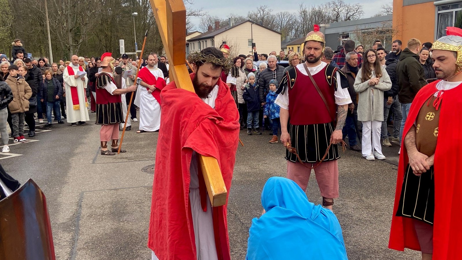Karfreitag Prozession Kreuzigung Jesus Ostern katholische Gemeinde