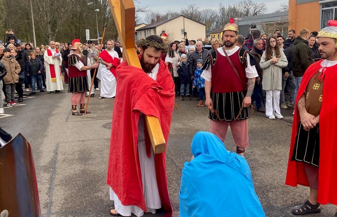 Karfreitag Prozession Kreuzigung Jesus Ostern katholische Gemeinde 