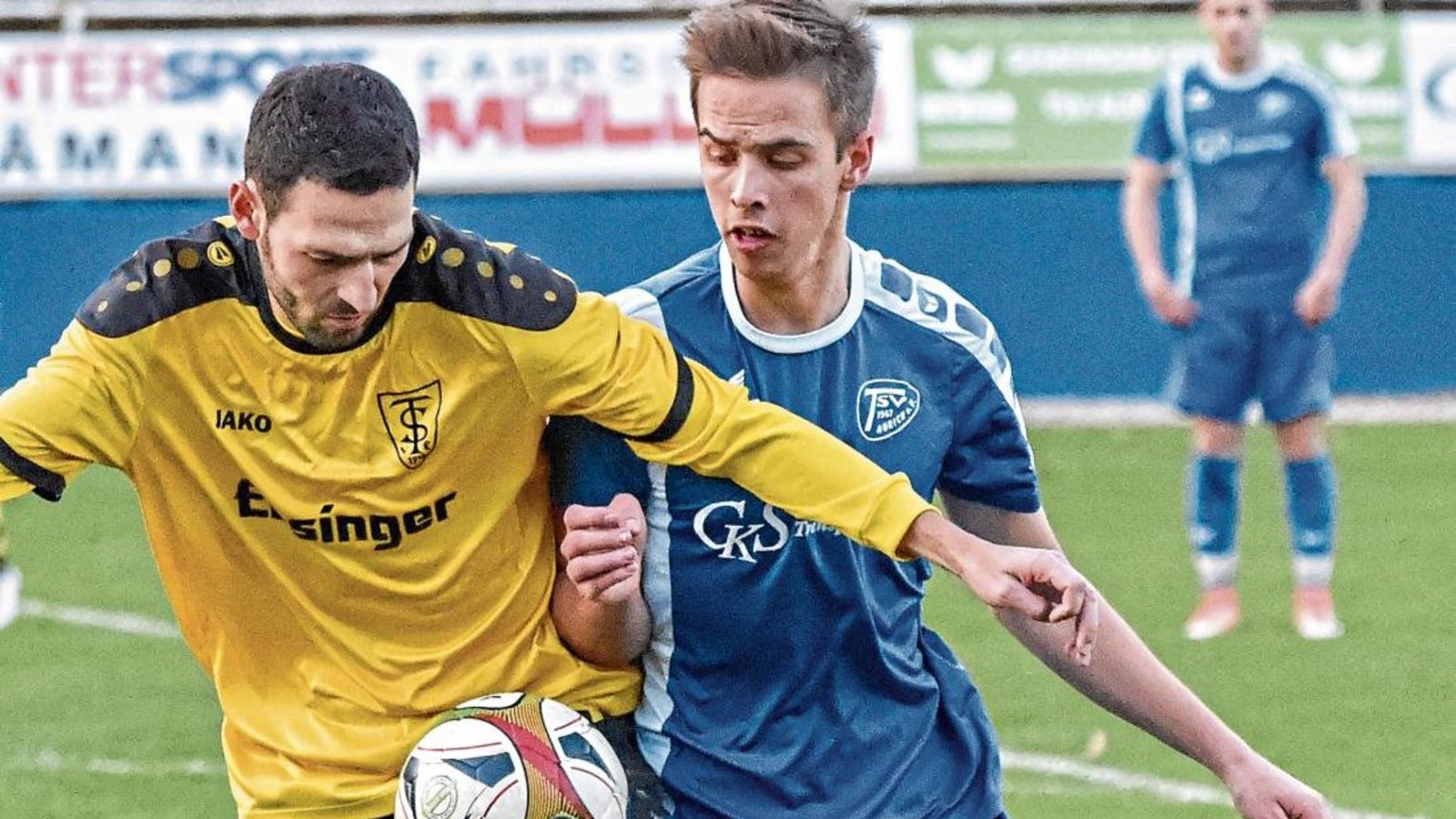 Aurichs Steffen Schwab (rechts) versucht Michael Schmid den Ball abzunehmen. Ensingen bleibt nicht nur hier erfolgreich und gewinnt 4:2. Foto: Leitner