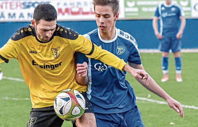 Aurichs Steffen Schwab (rechts) versucht Michael Schmid den Ball abzunehmen. Ensingen bleibt nicht nur hier erfolgreich und gewinnt 4:2. Foto: Leitner