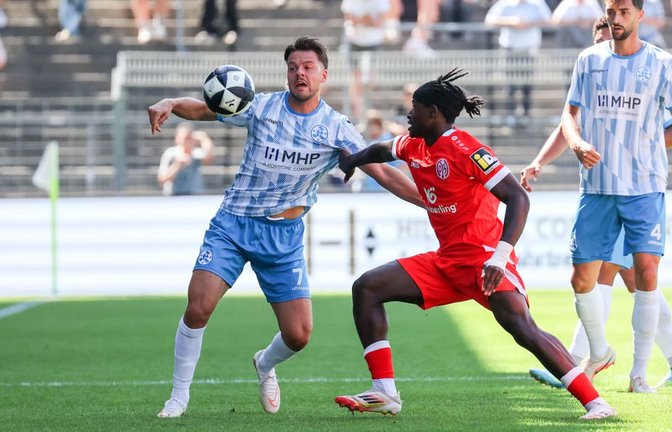 Kickers-Offensivmann Yannick Glessing (li.) gegen den Mainzer Andre Kenete Gitau&nbsp;– in Walldorf müssen die Blauen dagegenhalten.<span class='image-autor'>Baumann/Alexander Keppler</span>