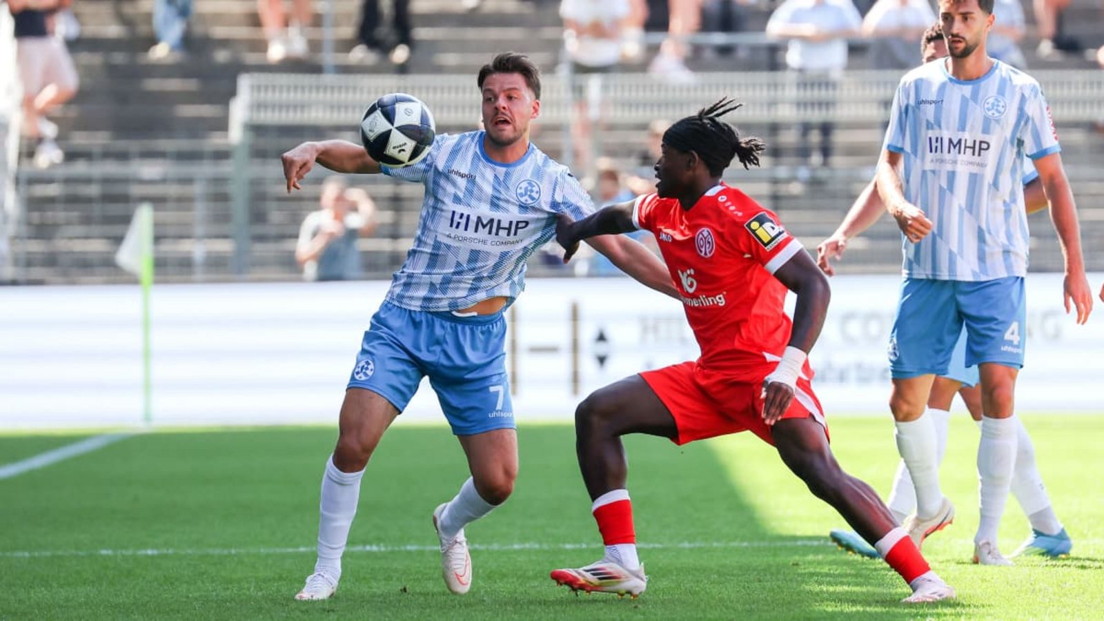 Kickers-Offensivmann Yannick Glessing (li.) gegen den Mainzer Andre Kenete Gitau – in Walldorf müssen die Blauen dagegenhalten.Baumann/Alexander Keppler Kickers-Offensivmann Yannick Glessing (li.) gegen den Mainzer Andre Kenete Gitau – in Walldorf müssen die Blauen dagegenhalten.Baumann/Alexander Keppler