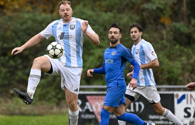 Daniel Beck (links) reist mit dem VfB Vaihingen als klarer Favorit zum Auswärtsspiel bei der SGM Sachsenheim II. <span class='image-autor'>Foto: Leitner</span>