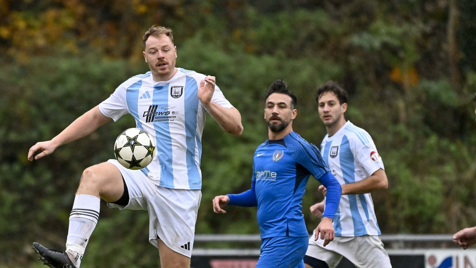 Daniel Beck (links) reist mit dem VfB Vaihingen als klarer Favorit zum Auswärtsspiel bei der SGM Sachsenheim II. Foto: Leitner