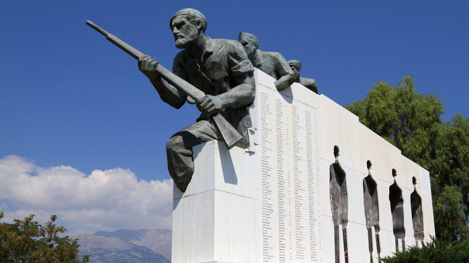 Das  Mahnmal  für die Opfer des Wehrmachts-Massakers in KarakolithosFoto: imago images/Andreas Neumeier