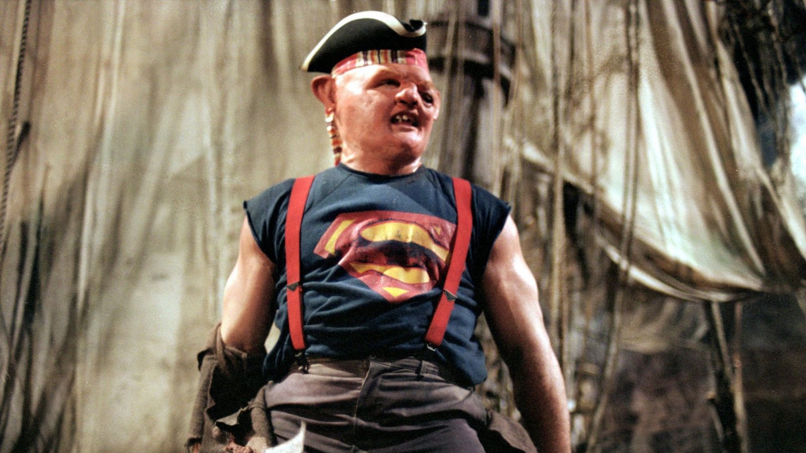 Sloth (John Matuszak), der durch die jahrelangen Misshandlungen seiner Mutter verunstaltete Sohn der Fratellis, freundet sich mit den Goonies an.Foto: RTL Sloth (John Matuszak), der durch die jahrelangen Misshandlungen seiner Mutter verunstaltete Sohn der Fratellis, freundet sich mit den Goonies an.Foto: RTL