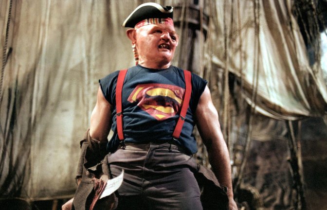 Sloth (John Matuszak), der durch die jahrelangen Misshandlungen seiner Mutter verunstaltete Sohn der Fratellis, freundet sich mit den Goonies an.<span class='image-autor'>Foto: RTL</span>