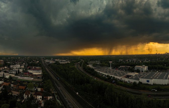 Über Duisburg hat sich der Himmel verdunkelt.<span class='image-autor'>Foto: Christoph Reichwein/dpa</span>