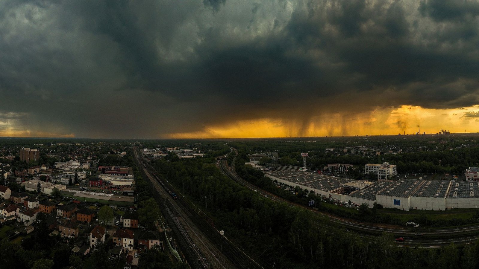 Über Duisburg hat sich der Himmel verdunkelt.Foto: Christoph Reichwein/dpa