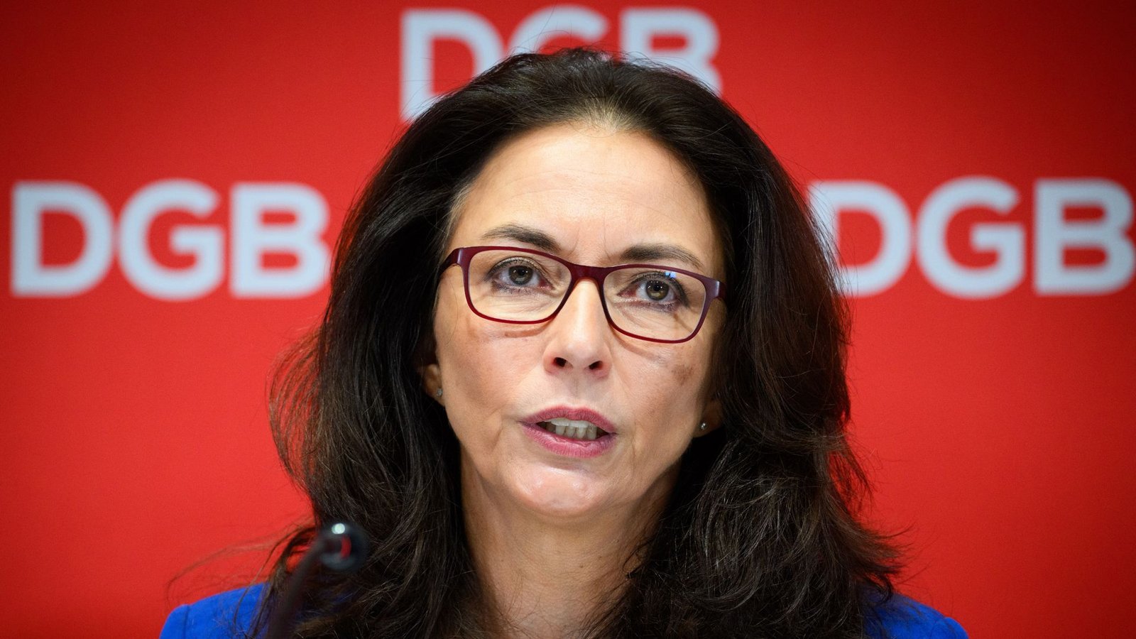 „Die Zukunft der Alterssicherung darf nicht länger als technisches Rechenproblem behandelt werden“, sagt die  DGB-Vorsitzende Yasmin Fahimi.Foto: Bernd von Jutrczenka/dpa