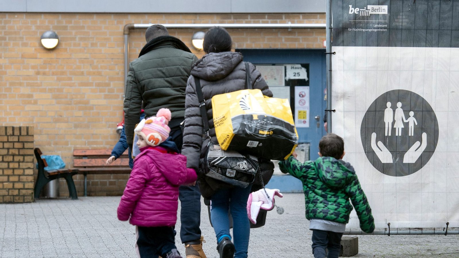 Welche Sozialleistungen sollten Asylbewerbern zustehen?Foto: Paul Zinken/dpa/Paul Zinken