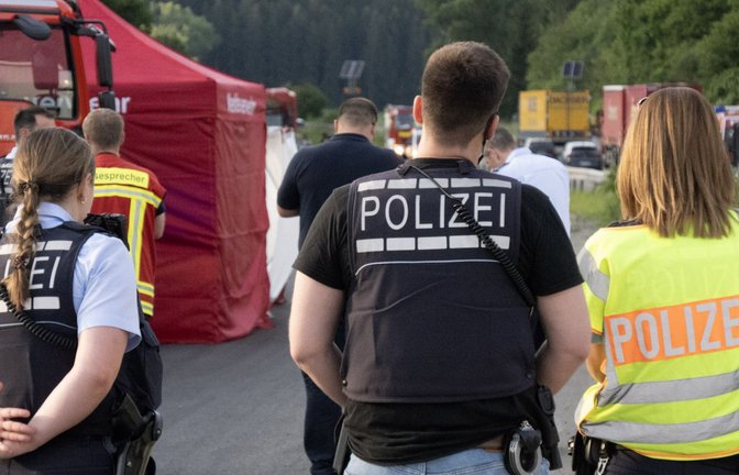Die Polizei bei ihren Ermittlungen auf der A 81<span class='image-autor'>Foto: Heidepriem</span>