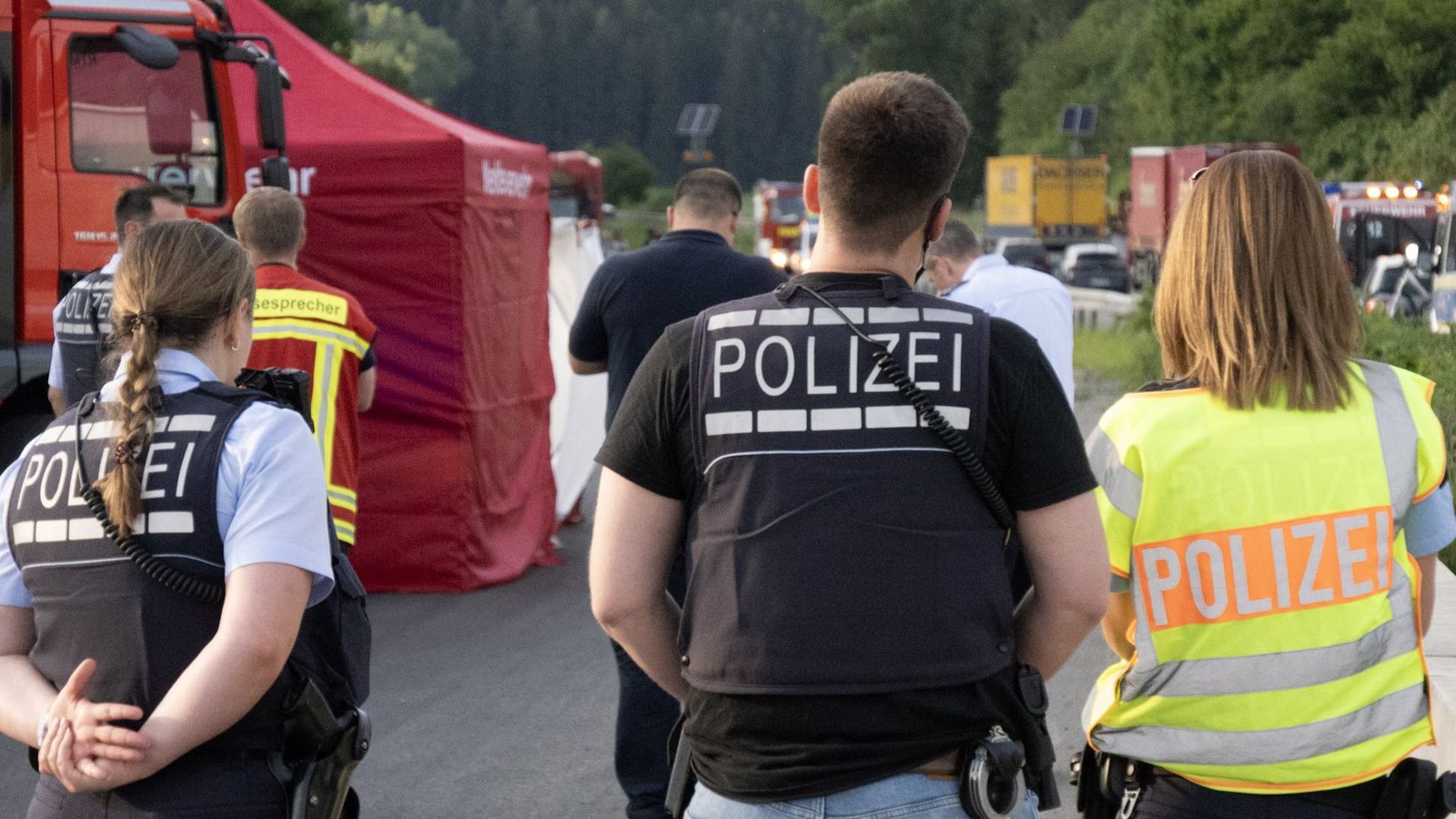 Die Polizei bei ihren Ermittlungen auf der A 81Foto: Heidepriem Die Polizei bei ihren Ermittlungen auf der A 81Foto: Heidepriem