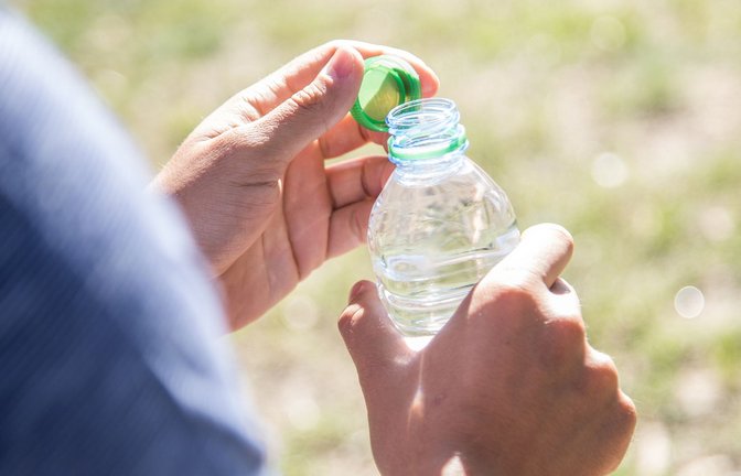 Generell sollten über den Tag verteilt etwa zweieinhalb bis drei Liter getrunken werden – nach Bedarf auch mehr. Ideal sind Mineralwasser, abgekühlte Kräuter- und Früchtetees oder verdünnte Obst- und Gemüsesäfte.<span class='image-autor'>Foto: dpa/Christin Klose</span>