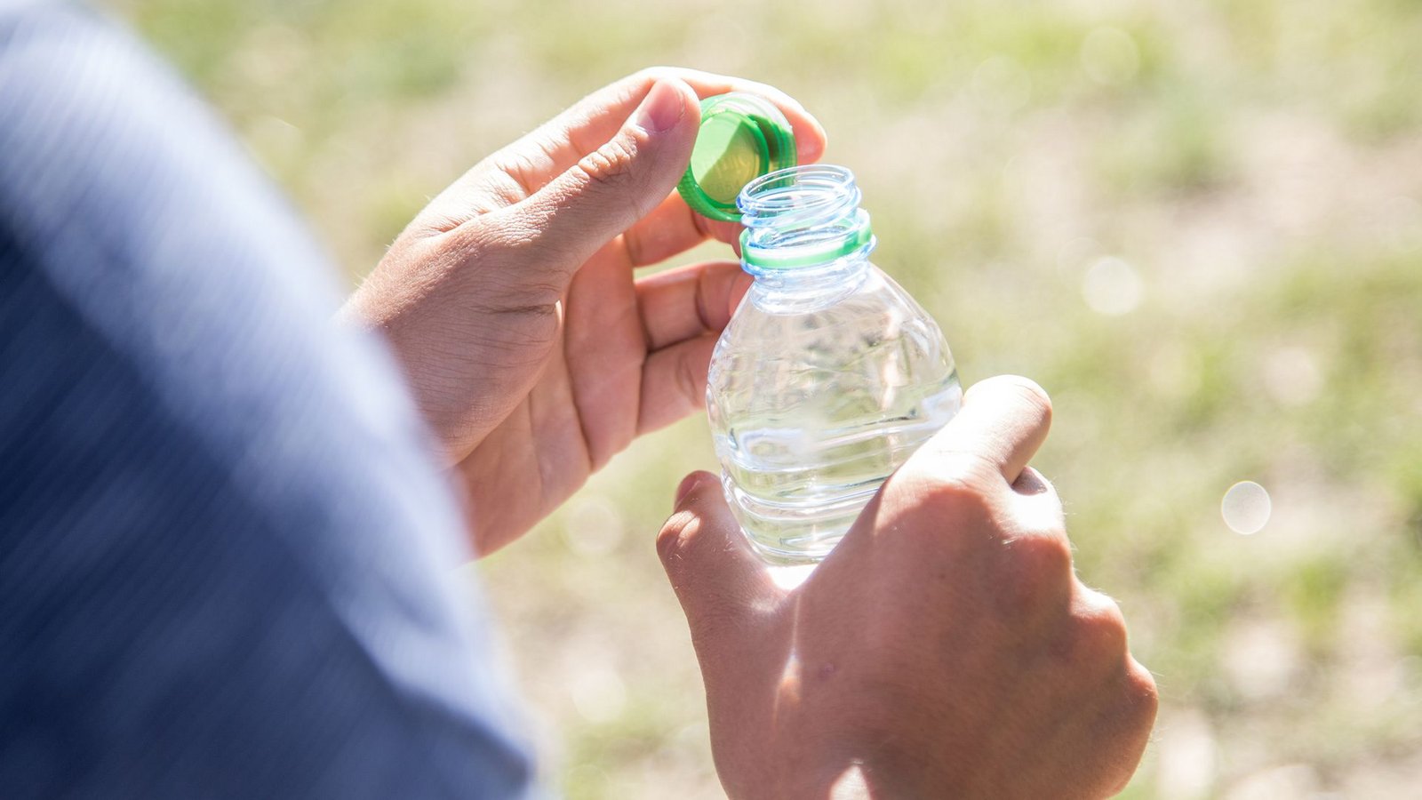 Generell sollten über den Tag verteilt etwa zweieinhalb bis drei Liter getrunken werden – nach Bedarf auch mehr. Ideal sind Mineralwasser, abgekühlte Kräuter- und Früchtetees oder verdünnte Obst- und Gemüsesäfte.Foto: dpa/Christin Klose