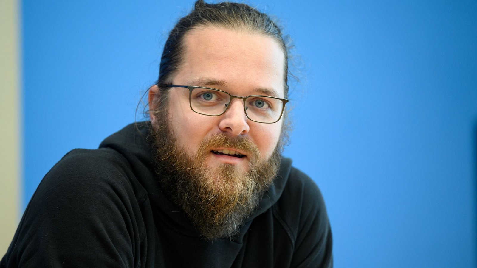 Wurde nach eigenen Angaben ausgeladen: Arne Semsrott (Archivbild).Foto: Bernd von Jutrczenka/dpa Wurde nach eigenen Angaben ausgeladen: Arne Semsrott (Archivbild).Foto: Bernd von Jutrczenka/dpa