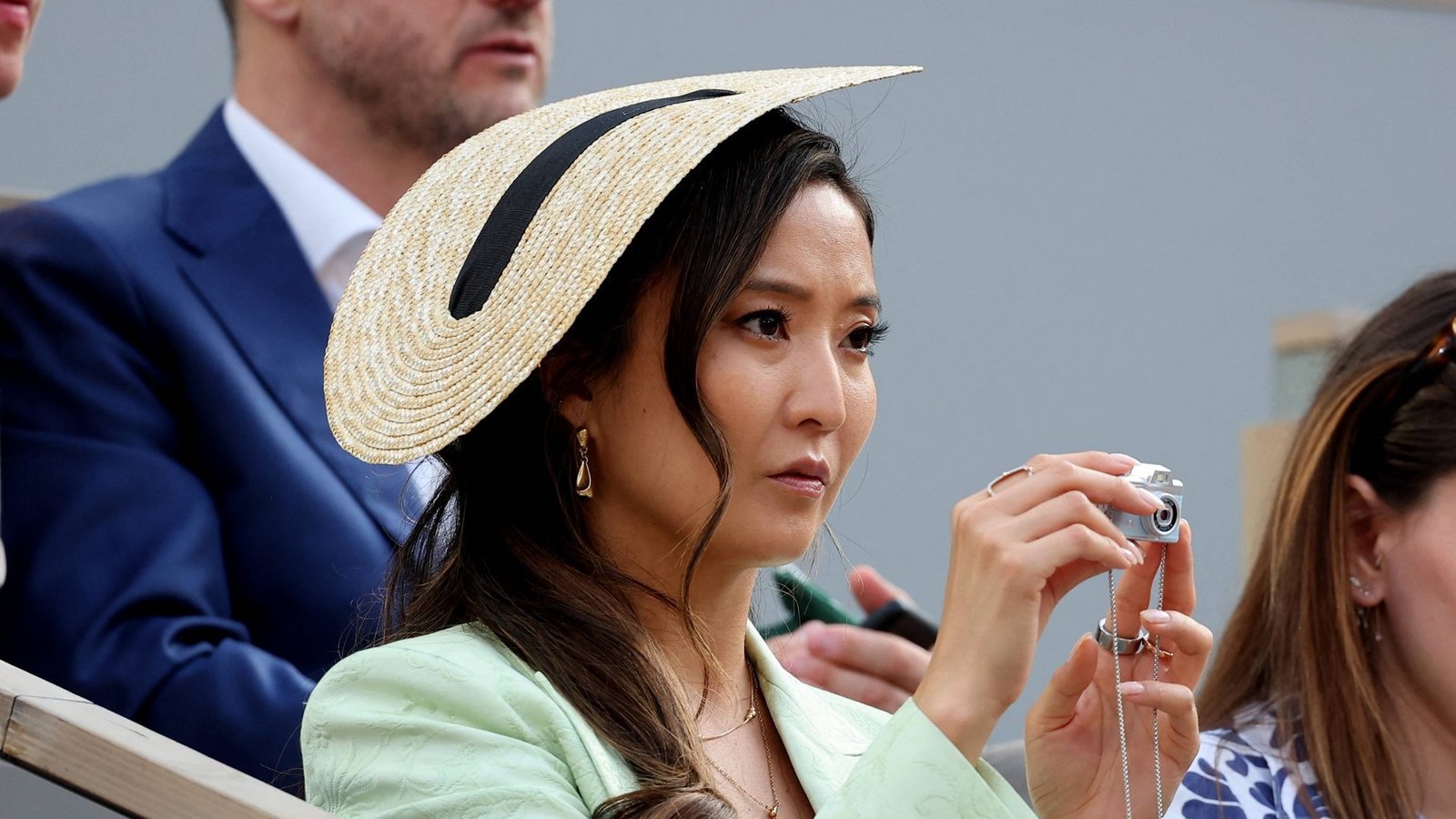 Schauspielerin Ashley Park verfolgt das French-Open-Finale mit einer kleinen Kamera aus dem Zuschauerbereich.Foto: IMAGO / Bestimage Schauspielerin Ashley Park verfolgt das French-Open-Finale mit einer kleinen Kamera aus dem Zuschauerbereich.Foto: IMAGO / Bestimage