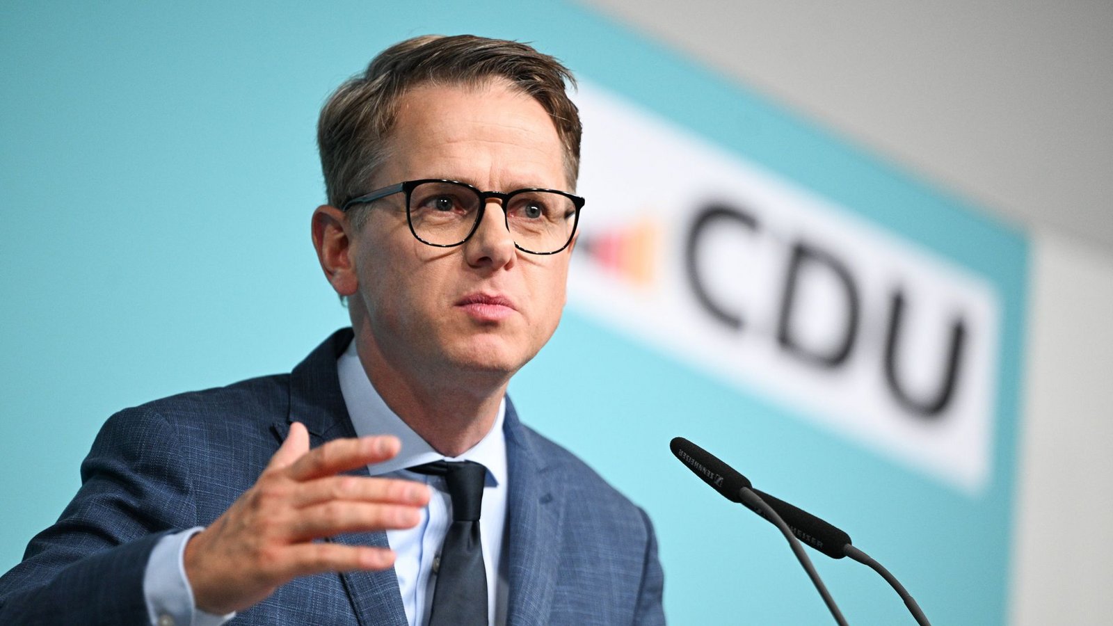CDU-General Carsten Linnemann will kein Aufweichen der Schuldenbremse, aber trotzdem eine Steuerreform.Foto: dpa/Sebastian Gollnow