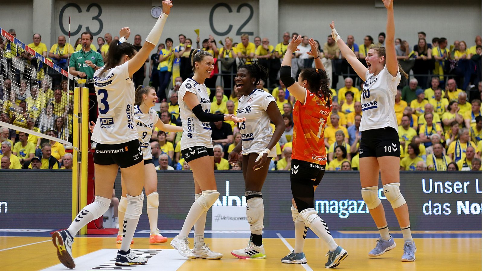 Die Volleyballerinnen des MTV Stuttgart haben zum dritten Mal in Folge den deutschen Meistertitel gewonnen.Foto: Pressefoto Baumann/Cathrin MŸller