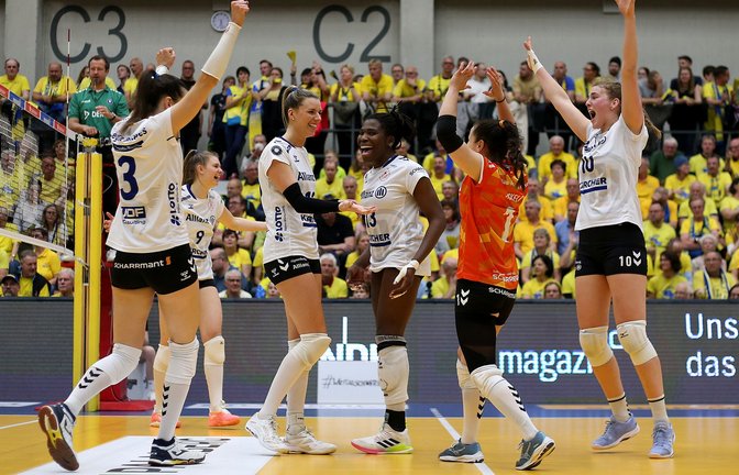 Die Volleyballerinnen des MTV Stuttgart haben zum dritten Mal in Folge den deutschen Meistertitel gewonnen.<span class='image-autor'>Foto: Pressefoto Baumann/Cathrin MŸller</span>