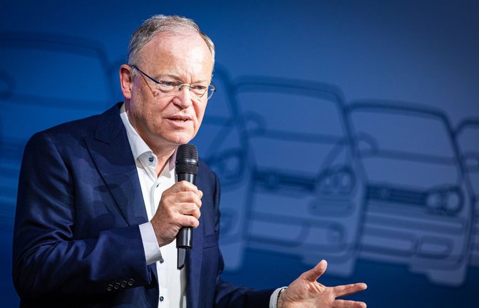 Mit dem Thema VW ist er derzeit viel beschäftigt: Niedersachens Ministerpräsident Stephan Weil (SPD).<span class='image-autor'>Foto: dpa/Moritz Frankenberg</span>