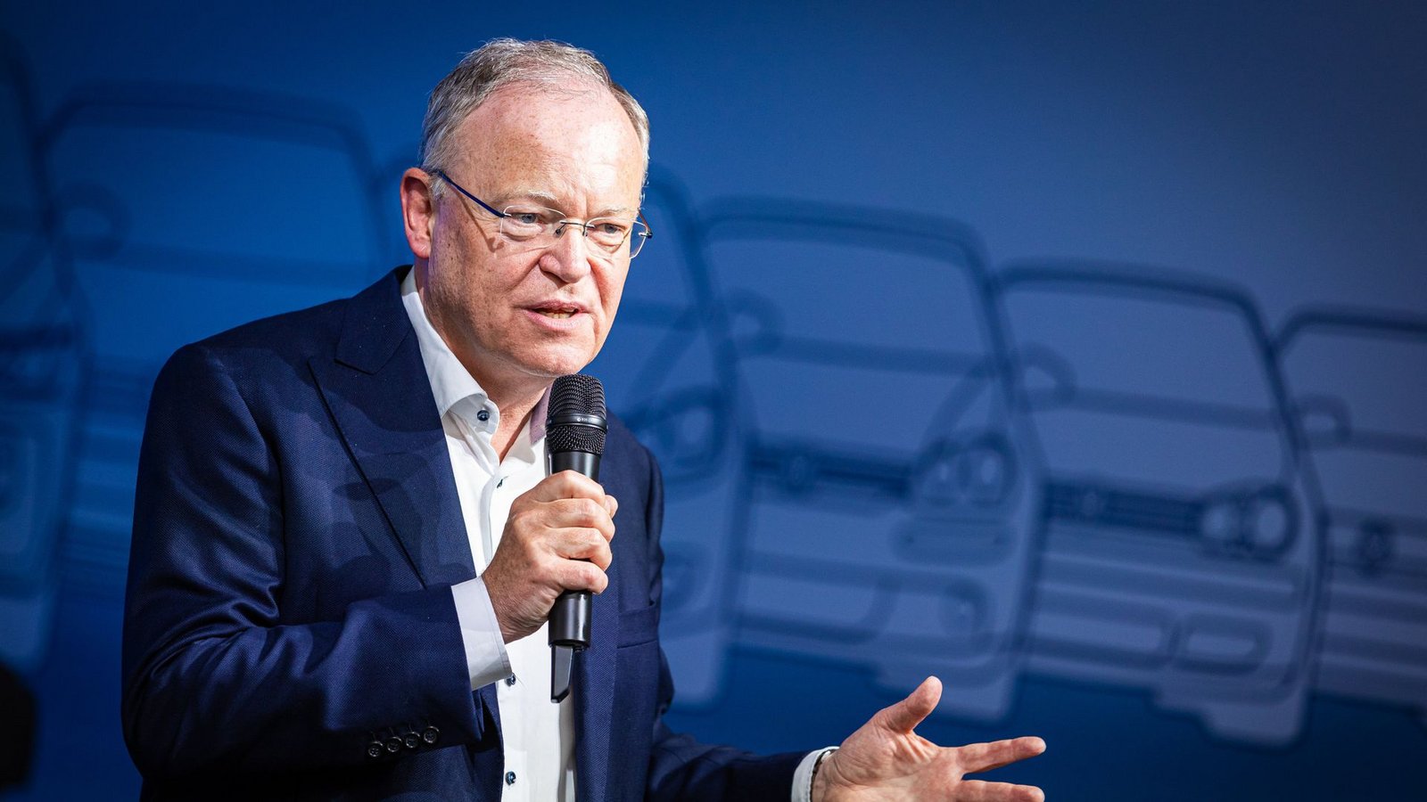 Mit dem Thema VW ist er derzeit viel beschäftigt: Niedersachens Ministerpräsident Stephan Weil (SPD).Foto: dpa/Moritz Frankenberg Mit dem Thema VW ist er derzeit viel beschäftigt: Niedersachens Ministerpräsident Stephan Weil (SPD).Foto: dpa/Moritz Frankenberg