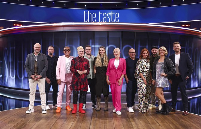 Die Gastjuroren im Finale: (v.l.n.r.) Lars Fumic; Marko Ullrich; Gary Loen; Lisa Angermann; Jari Dochat; Paula Bründl; Mona Hiermaier; Marco Zingone; Yvonne Fries; Kristof Mulack; Felicitas Then; Jan Aigner<span class='image-autor'>Foto: SAT.1 / Benedikt Müller</span>