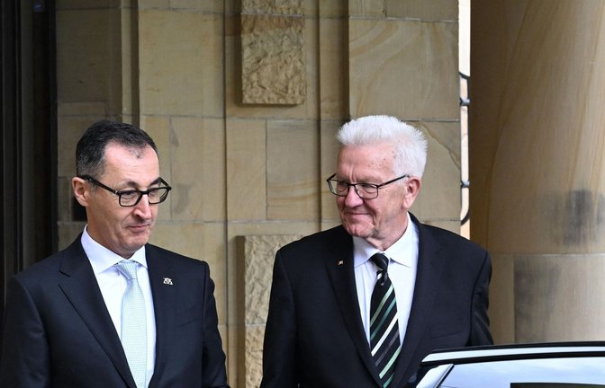 Der alte und der neue Ministerpräsident von Baden-Württemberg: Winfried Kretschmann (rechts) mit seinem Nachfolger Cem Özdemir.<span class='image-autor'>Foto: AFP/BERND WEISSBROD</span>