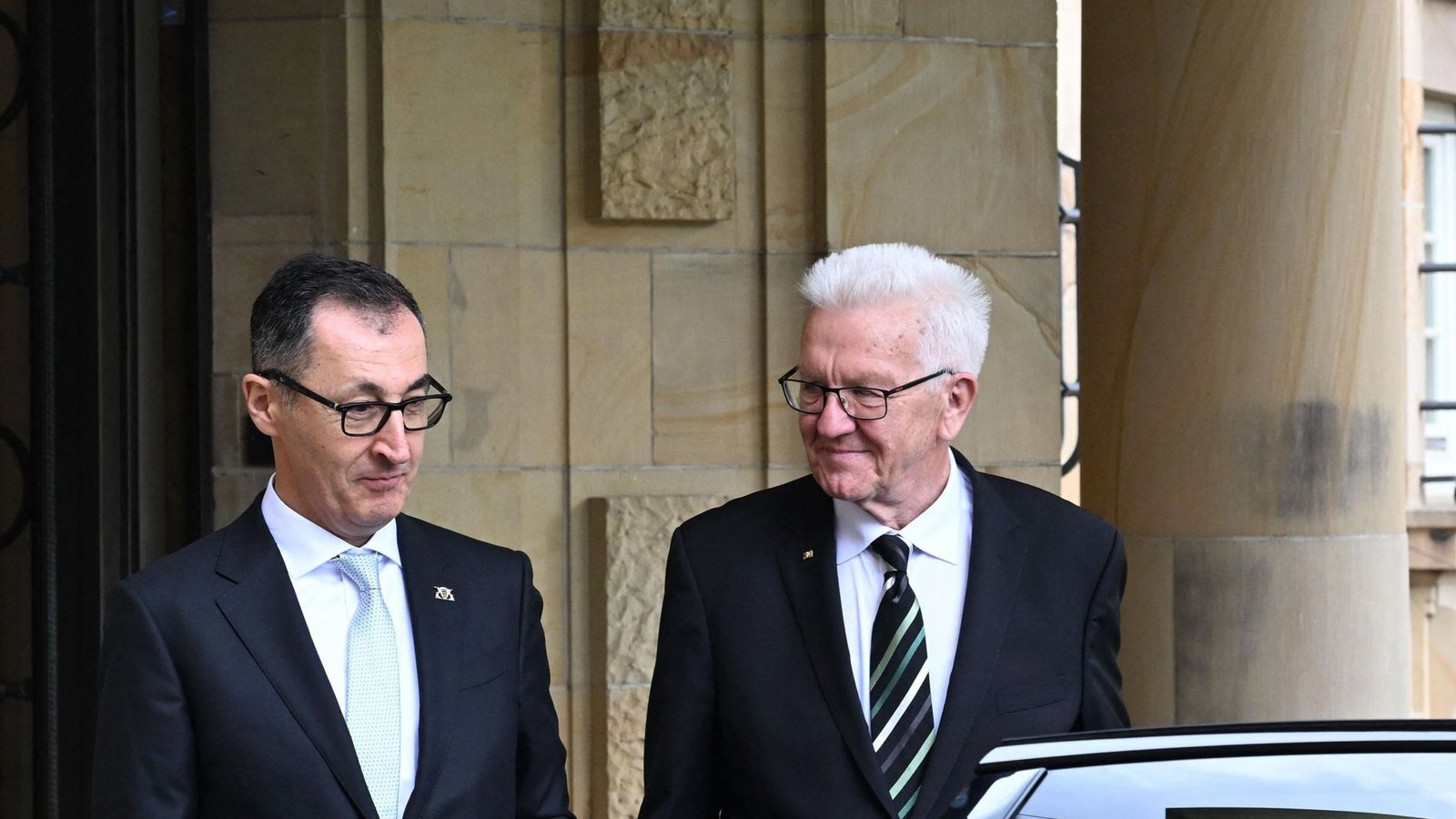Der alte und der neue Ministerpräsident von Baden-Württemberg: Winfried Kretschmann (rechts) mit seinem Nachfolger Cem Özdemir.Foto: AFP/BERND WEISSBROD Der alte und der neue Ministerpräsident von Baden-Württemberg: Winfried Kretschmann (rechts) mit seinem Nachfolger Cem Özdemir.Foto: AFP/BERND WEISSBROD