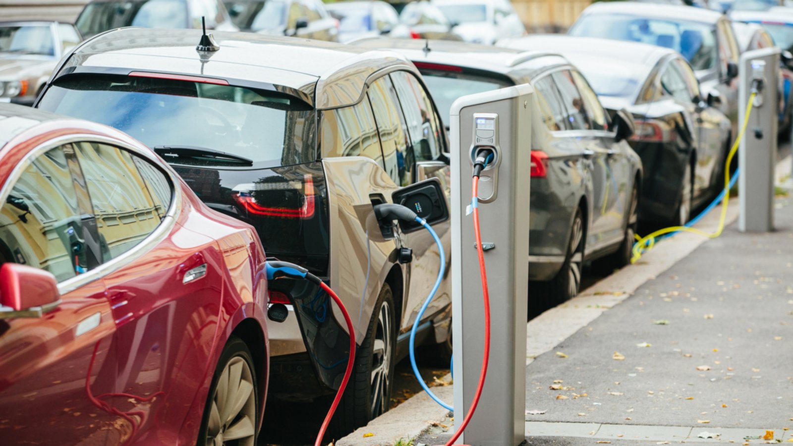 Gibt es ab 2035 nur noch E-Autos?Foto: Scharfsinn / shutterstock.com Gibt es ab 2035 nur noch E-Autos?Foto: Scharfsinn / shutterstock.com